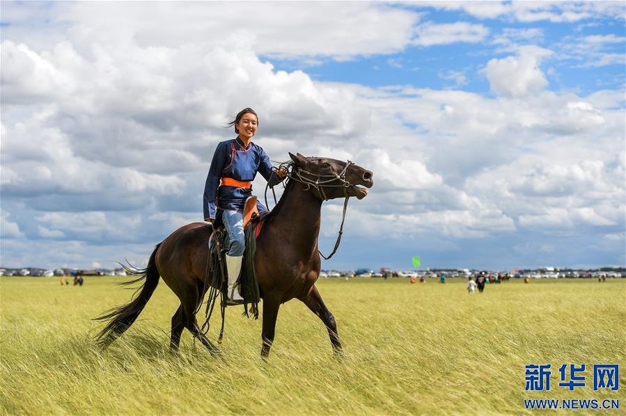 (特別的暑期生活·圖片故事)(2)草原女孩錫林花的暑期“歡樂(lè)時(shí)光”