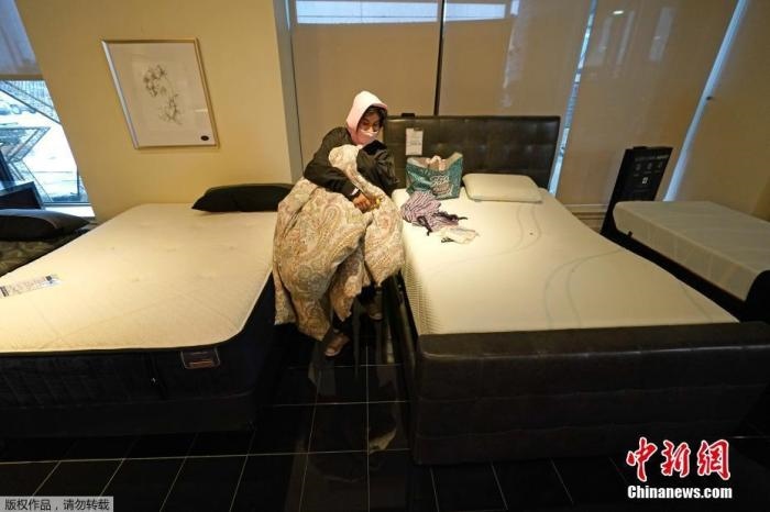 當(dāng)?shù)貢r(shí)間2月17日，美國(guó)得州的一家畫(huà)廊兼家具店內(nèi)，大批民眾來(lái)此避寒取暖，其中不乏一些人帶著被子來(lái)過(guò)夜。美國(guó)近日遭遇極寒天氣侵襲，多地氣溫創(chuàng)近年新低，其中得州災(zāi)情最嚴(yán)重，暴風(fēng)雪導(dǎo)致電網(wǎng)在酷寒中癱瘓，約400萬(wàn)居民家中長(zhǎng)時(shí)間停電。美國(guó)國(guó)家氣象局表示，得州休斯敦等地的氣溫甚至比靠近北極圈的阿拉斯加還要低。