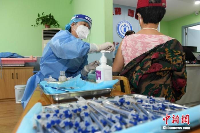 資料圖：市民來到醫(yī)院接種新冠疫苗。 楊華峰 攝