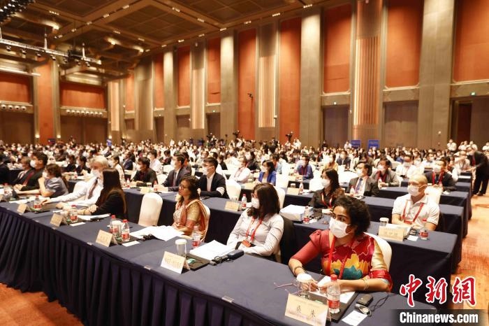 500余名專家學(xué)者、嘉賓代表以線上線下方式參加開(kāi)幕式?！∈⒓样i 攝