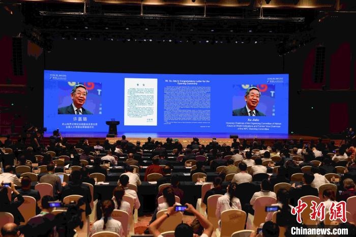 第九屆、第十屆全國(guó)人大常委會(huì)副委員長(zhǎng)許嘉璐向大會(huì)發(fā)來(lái)賀信?！∈⒓样i 攝
