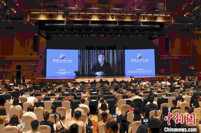 中國(guó)工程院院士、“人民英雄”國(guó)家榮譽(yù)稱號(hào)獲得者張伯禮通過(guò)視頻發(fā)表主旨演講。　盛佳鵬 攝