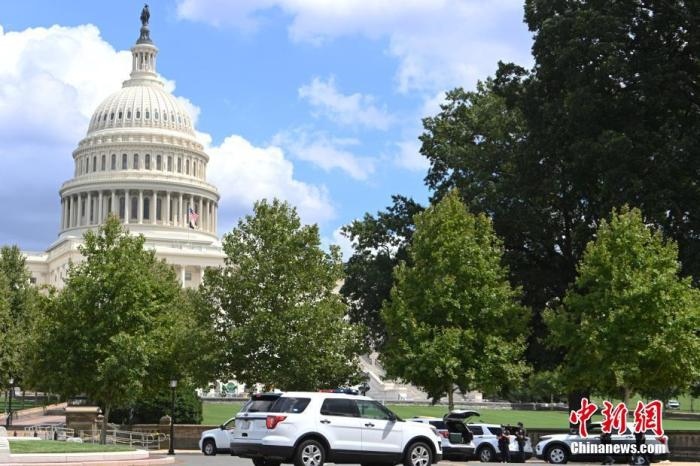 當?shù)貢r間8月19日，一名男子駕駛黑色皮卡至國會圖書館前，并聲稱車上有炸彈。該事件導致美國國會大廈周邊街道封鎖，警方還疏散了周邊國會辦公樓和聯(lián)邦最高法院里的工作人員。圖為警方在美國會大廈西側廣場警戒。 <a target='_blank' href='http://www.chinanews.com/'>中新社</a>記者 陳孟統(tǒng) 攝