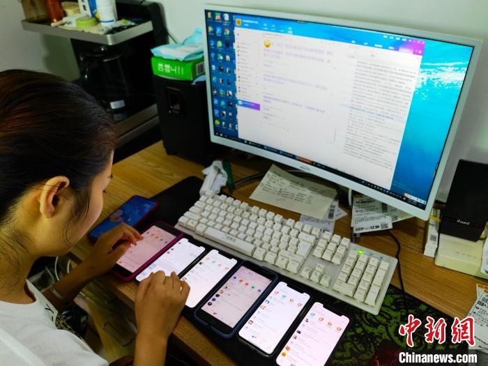 圖為網(wǎng)絡客服為網(wǎng)上“專車座套”客戶答疑釋惑?！巫雍?攝