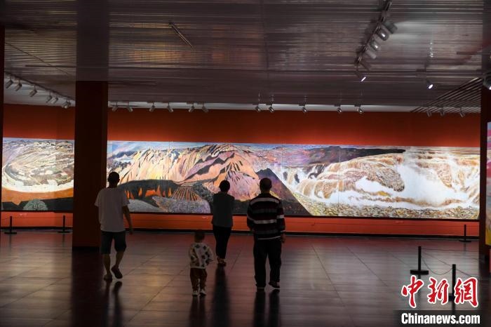 162米巨幅油畫長卷《黃河》吸引市民駐足觀看?！钊A峰 攝