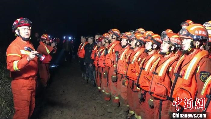 平遙縣消防救援大隊(duì)大隊(duì)長(zhǎng)龔宇作總攻發(fā)起前的動(dòng)員?！￠Z旭輝 攝