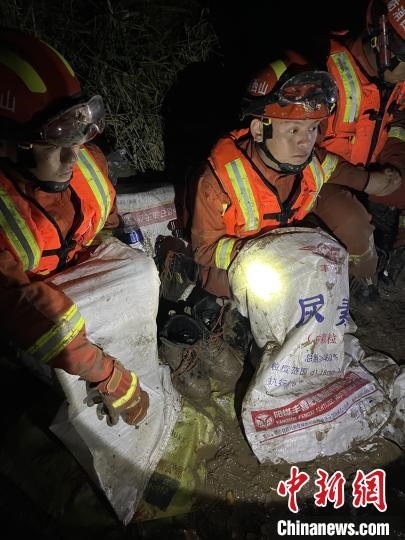 短暫修整期間，消防員脫掉鞋襪，用編織袋套住腿腳保暖?！￠Z旭輝 攝