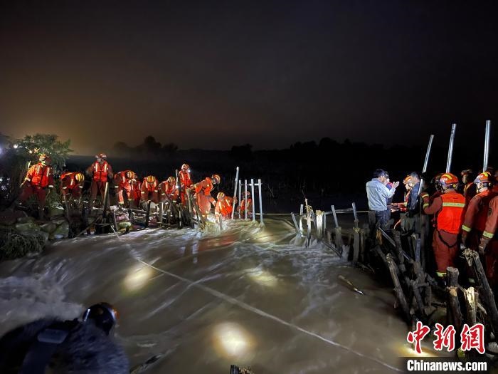 消防員分成左右兩路，同時(shí)發(fā)起決口封堵總攻。　閆旭輝 攝