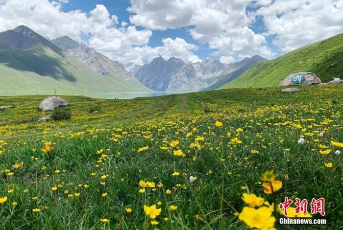 位于青海省果洛藏族自治州久治縣的年保玉則意為“神圣不可侵犯的地方”，山形如蓮花，總面積3469平方公里，保存有冰蝕地貌、冰磧地貌、現(xiàn)代冰川等地質(zhì)遺跡，有“天神后花園”之稱。
<a target='_blank' href='http://www.chinanews.com/'>中新社</a>記者 孫睿 攝