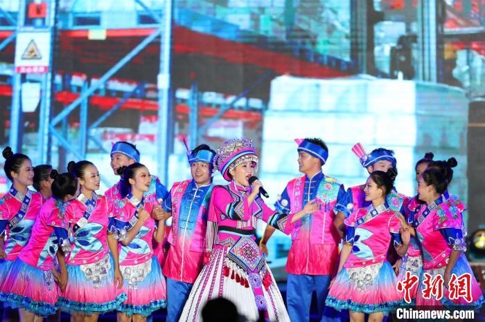 專(zhuān)場(chǎng)晚會(huì)上的民族歌舞表演?！涕L(zhǎng)嬌 攝