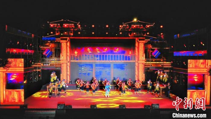 2021昭君文化旅游活動(dòng)專(zhuān)場(chǎng)晚會(huì)現(xiàn)場(chǎng)?！≈苄橇?攝