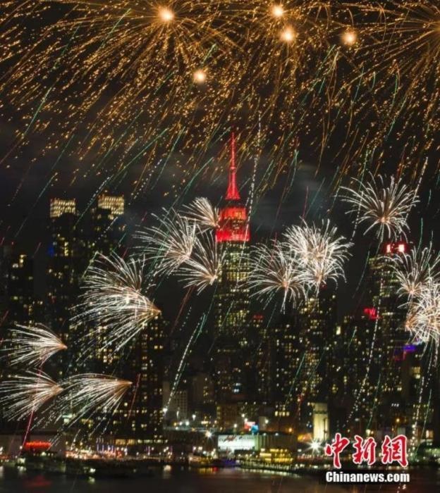 　　2018年，中國駐紐約總領(lǐng)事館前的哈德遜河上空燃放起焰火，慶祝中國狗年春節(jié)。