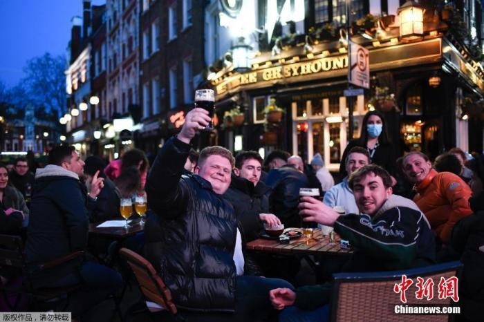 當(dāng)?shù)貢r(shí)間2021年4月12日，英國(guó)進(jìn)入放松疫情封鎖措施的第二階段。商鋪、理發(fā)店、健身房等被允許重新開(kāi)張，酒吧和餐館也可以在室外營(yíng)業(yè)。據(jù)悉，酒吧解封的第一晚，倫敦大批民眾在市中心喝酒跳舞，場(chǎng)面宛如狂歡節(jié)。