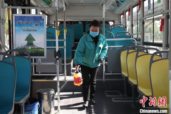 工作人員正在對公交車進行消殺?！∮诰?攝