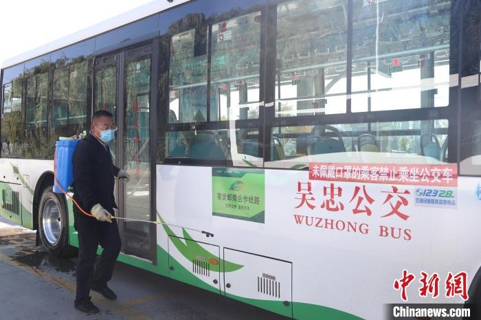 工作人員正在對公交車進行消殺?！∮诰?攝