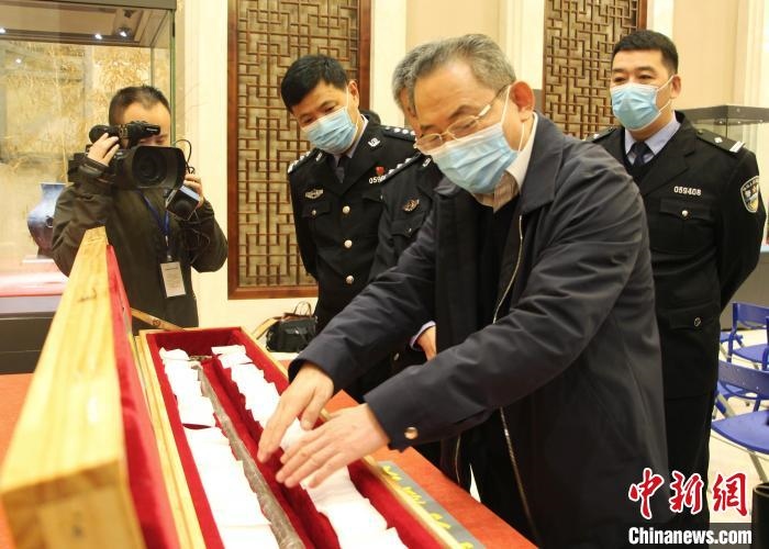 山東博物館館長鄭同修介紹涉案文物龍首錯銀木柲銅杖?！≮w曉 攝