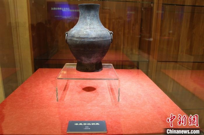 二級文物戰(zhàn)國時期漆蓋云紋銅壺?！≮w曉 攝