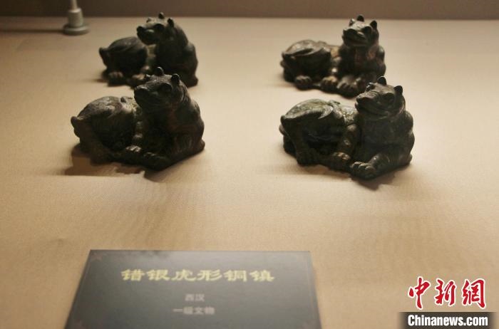 一級文物錯銀虎形銅鎮(zhèn)?！≮w曉 攝