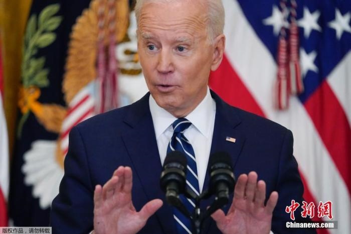 當(dāng)?shù)貢r(shí)間3月25日，美國(guó)總統(tǒng)拜登舉行了上任60多天來(lái)的首場(chǎng)正式新聞?dòng)浾邥?huì)，回答了邊境危機(jī)、控槍、基建計(jì)劃等熱點(diǎn)問(wèn)題。