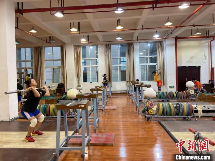 石智勇的師弟師妹們訓(xùn)練場(chǎng)景。　林波 攝