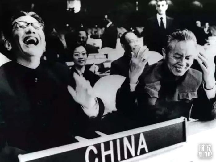 △1971年11月15日，以外交部副部長喬冠華(左一)為團(tuán)長、黃華(右一)為副團(tuán)長的中國代表團(tuán)，首次出現(xiàn)在聯(lián)合國大會上。(資料圖)