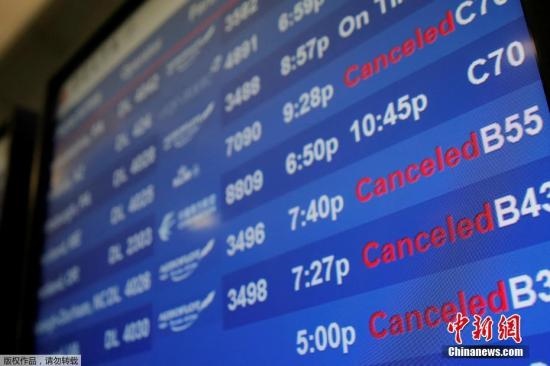 水管破裂造成第四航站樓的多家航班延誤或取消。圖為航站樓內(nèi)的電子公告牌顯示航班信息。
