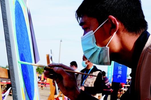 　　參加文物技能競賽彩畫項目的選手。