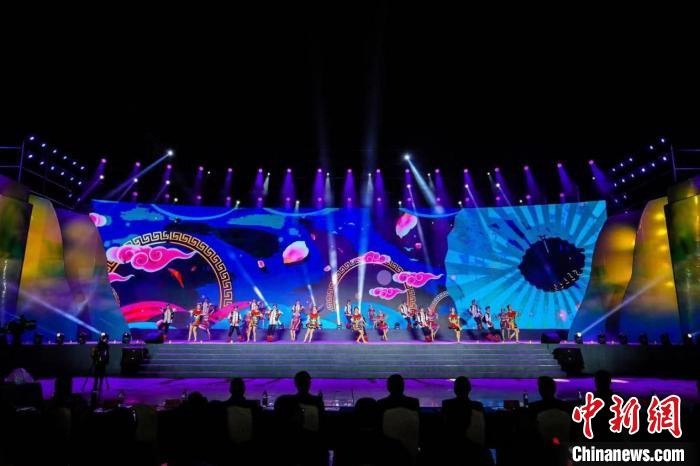 圖為中國(guó)·重慶秀山第二屆“金山銀山”文化旅游節(jié)開(kāi)幕現(xiàn)場(chǎng)?！⌒闵娇h文旅委供圖