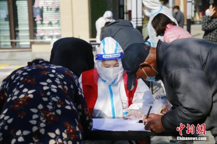 資料圖：青海省西寧市城西區(qū)一核酸檢測(cè)采樣點(diǎn)，居民進(jìn)行信息登記。<a target='_blank' href='http://www.chinanews.com/'>中新社</a>記者 馬銘言 攝