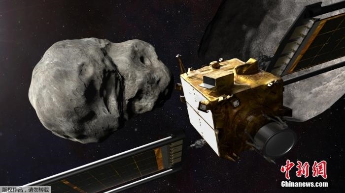 當(dāng)?shù)貢r間11月4日，法新社公布了兩張來自美國宇航局的太空效果圖，畫面顯示一艘宇宙飛船從小行星后面進(jìn)行撞擊。據(jù)悉，美國宇航局計劃讓一艘以每小時24000公里的速度飛行的宇宙飛船撞上一顆小行星以進(jìn)行“行星防御”測試，雖然地球尚且沒有面臨如此緊迫的危險。