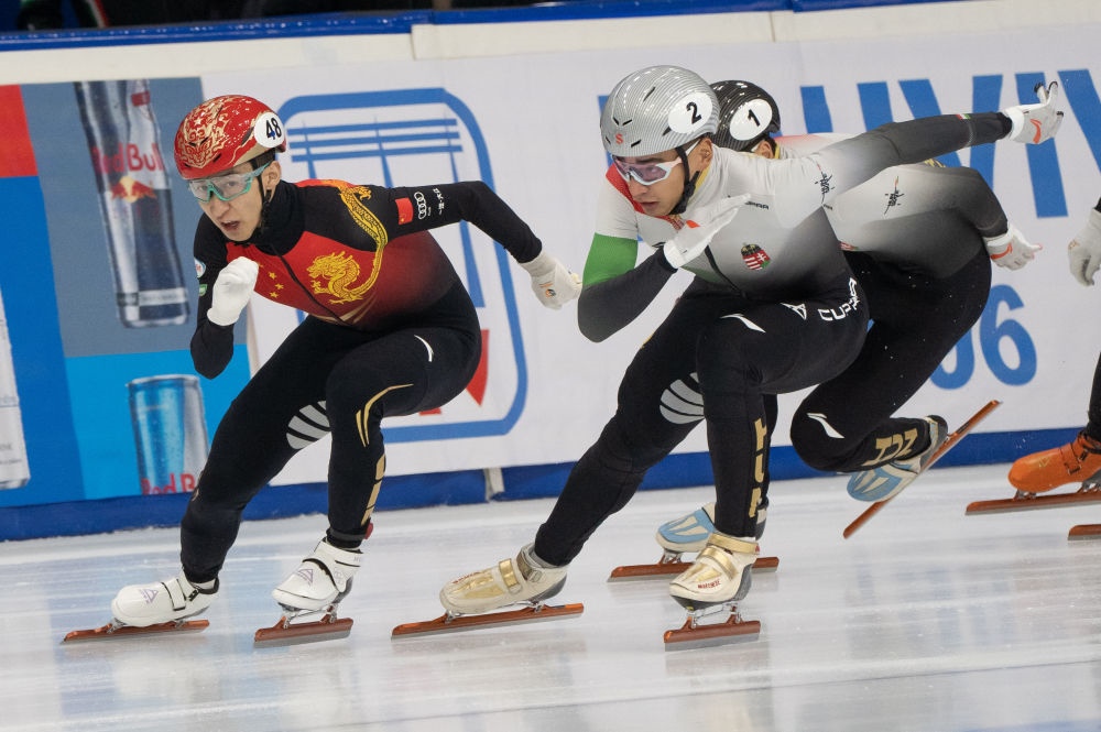 11月20日，中國(guó)選手武大靖(左)和匈牙利選手劉少林在比賽中。劉少林奪得冠軍，武大靖獲得第四名。新華社發(fā)(弗爾季·奧蒂洛 攝)