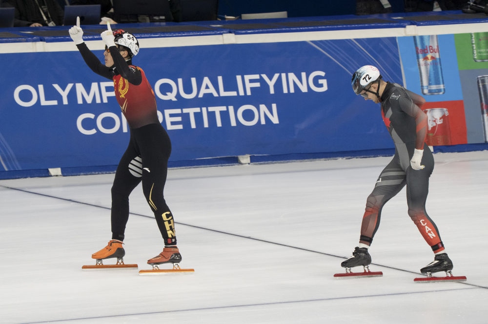 11月20日，任子威(左)在比賽后慶祝。新華社發(fā)(弗爾季·奧蒂洛 攝)