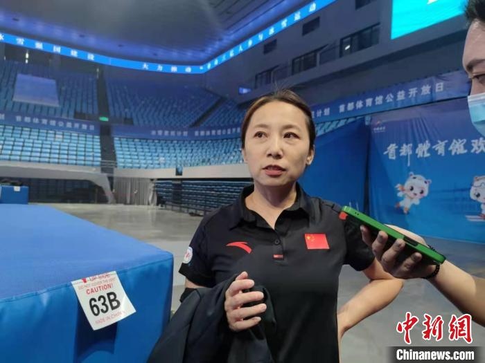 中國(guó)滑冰協(xié)會(huì)主席、前中國(guó)短道速滑隊(duì)主教練李琰表示，”冰雪惠民計(jì)劃“能推動(dòng)更多人上冰 郝凌宇 攝