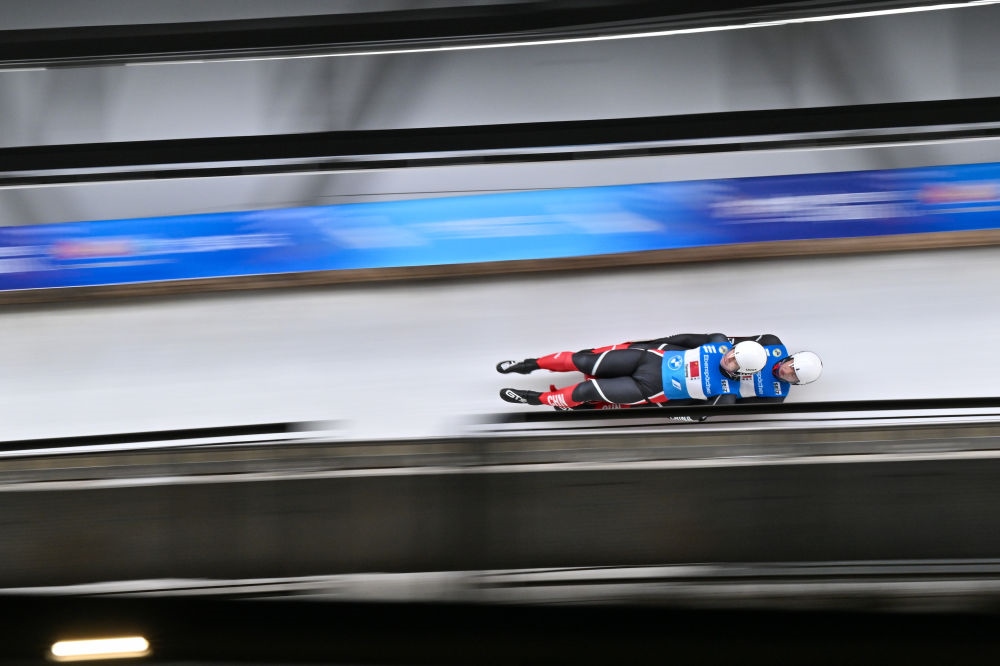 11月21日，“相約北京”國(guó)際雪橇聯(lián)合會(huì)雪橇世界杯，中國(guó)選手黃葉波/彭俊越在團(tuán)體接力比賽中。新華社記者陳益宸攝