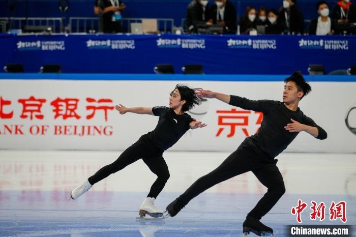 圖為隋文靜、韓聰在測試賽期間進(jìn)行官方訓(xùn)練 王洋 攝