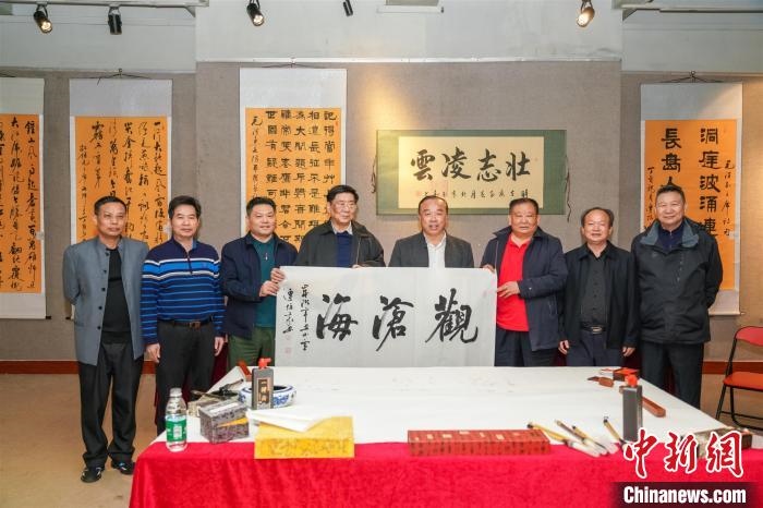 圖為百名將軍書畫展活動(dòng)現(xiàn)場(chǎng)?！∷涡憬?攝 攝