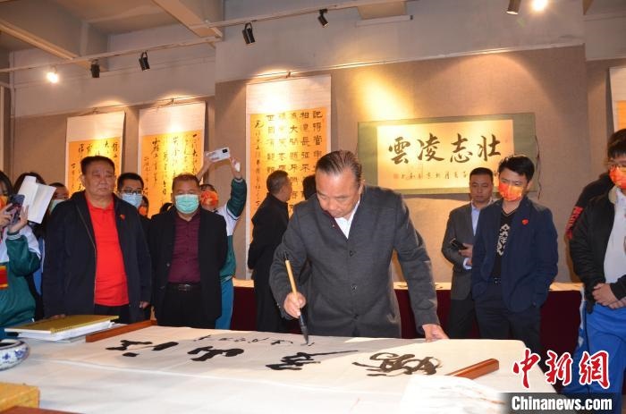 圖為“鐵軍老戰(zhàn)士”、著名書法家、解放軍報(bào)原副總編輯連俊義少將現(xiàn)場(chǎng)揮毫?！☆佇玛?攝 攝