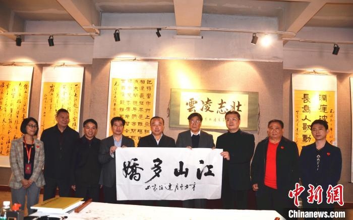 圖為百名將軍書畫展活動(dòng)現(xiàn)場(chǎng)?！☆佇玛?攝 攝