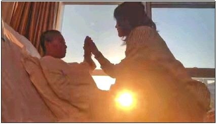 每天早上媽媽醒來后，母女倆都會迎著晨曦握手、擊掌。　視頻截圖