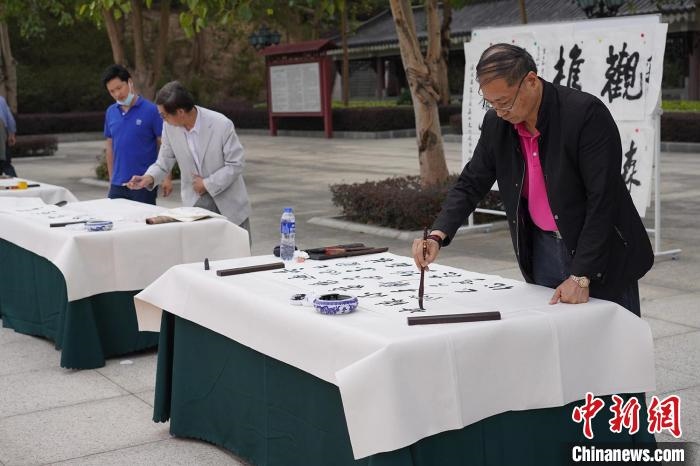 書(shū)法家在佛山西樵山揮毫 廣東省林業(yè)局 供圖