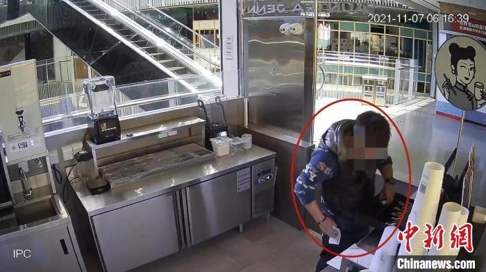 嫌疑人實(shí)施犯罪行為的監(jiān)控視頻?！↑S浦公安供圖