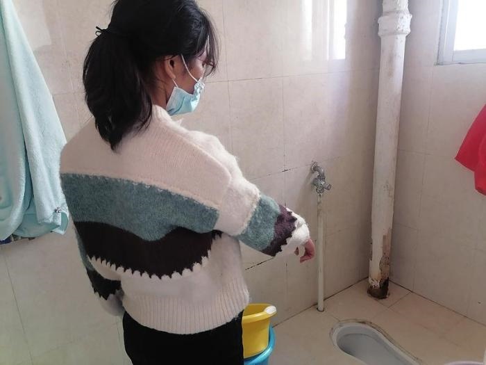  劉小姐在網(wǎng)上找人疏通出租屋里的廁所，被收費(fèi)5380元