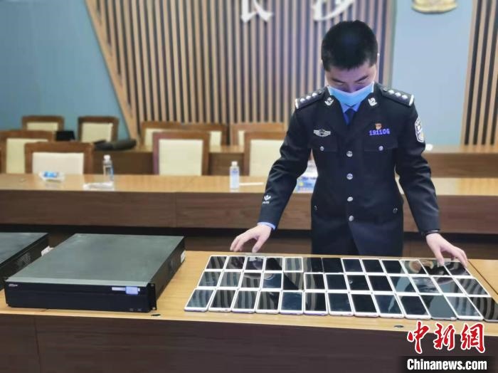 民警展示作案工具?！￠L沙市公安局供圖