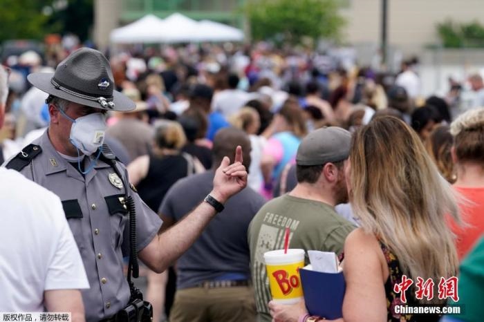 當(dāng)?shù)貢r(shí)間6月17日，美國(guó)肯塔基州國(guó)會(huì)大樓外，上千名在疫情期間失業(yè)的美國(guó)民眾在此排隊(duì)等候進(jìn)入大樓。據(jù)悉肯塔基州在疫情期間開(kāi)設(shè)了臨時(shí)失業(yè)辦公室。