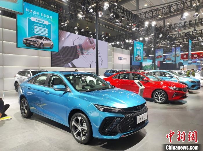 長(zhǎng)沙國(guó)際車(chē)展上展出的汽車(chē)?！√菩∏?攝