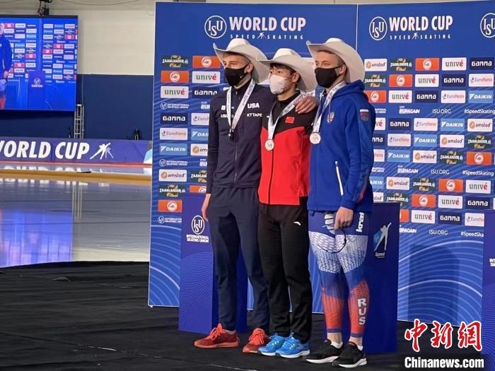 寧忠?guī)r在頒獎儀式上?！『邶埥◇w育局提供