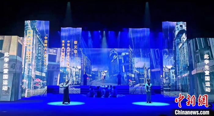 圖為“百年風(fēng)華”大型音樂史詩劇現(xiàn)場?！⒑ｌ` 攝