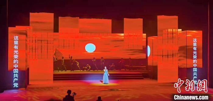 圖為“百年風(fēng)華”大型音樂史詩劇現(xiàn)場?！⒑ｌ` 攝