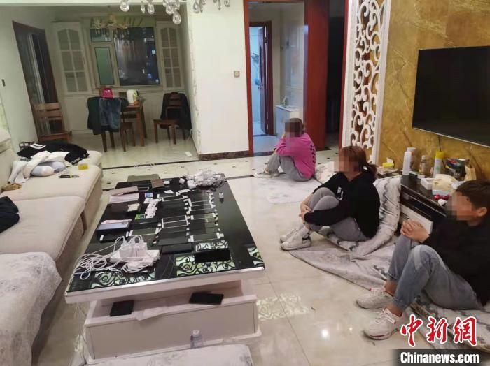 資料圖為果洛藏族自治州公安民警抓獲的犯罪嫌疑人?！‖斍呖h公安局供圖