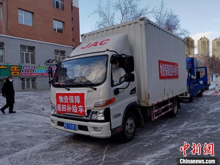 圖為滿洲里物資保障巡回補給車隊配貨現(xiàn)場?！∏靥饌?攝